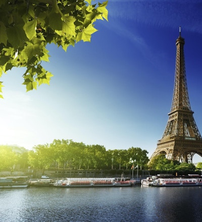 Seine i Paris med Eiffeltornet i soluppgångstid
