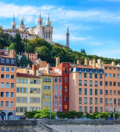 Lyon stadsbild från Saone-floden med färgglada hus
