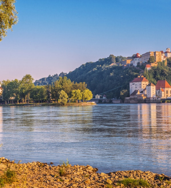 Utsikt över Passau och de tre floderhörnan och sammanflödet av Donau, Inn och Ilz på en vacker sommardag.