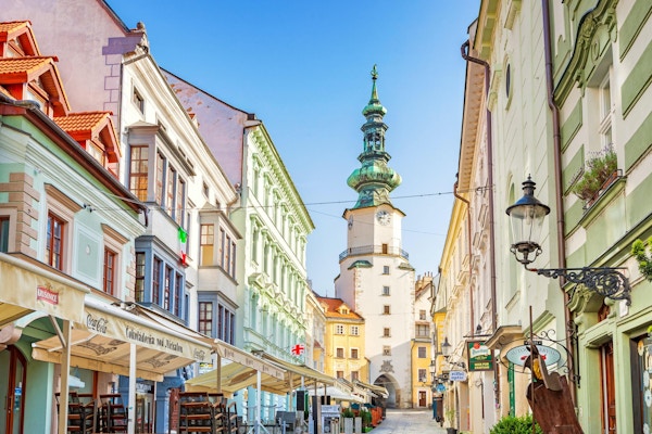 Lagerfotografi av en gränd med butiker och restauranger i gamla stan Bratislava, Slovakien.