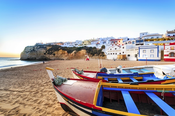Vacker strand med båtar i Carvoeiro, Algarve, Portugal