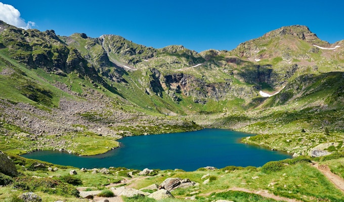 Tristaina höga fjällsjöar i Pyrenéerna. Andorra.
