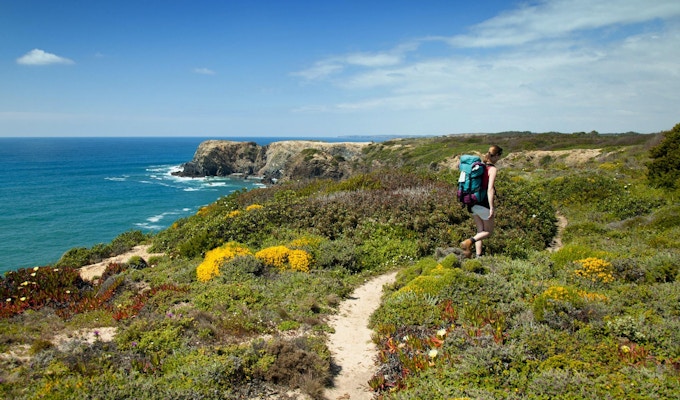 kvinna vandrare på vandringsled kust portugal, rota vicentina.