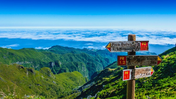 Skylt på toppen av Madeira Island som visar vägen till Pico Ruivo, Ilha och Achada do Teixeira