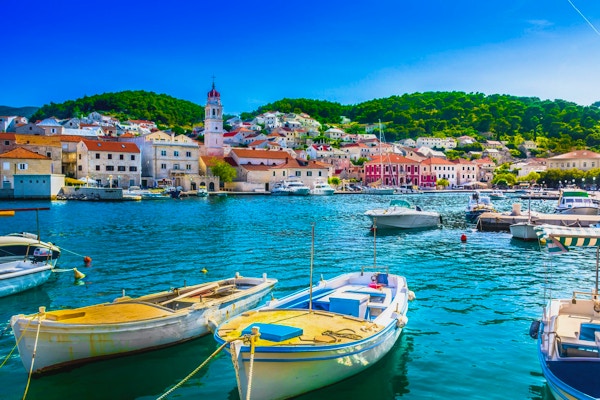 Strandpromenadelandskap av den lilla medelhavsbyn Pucisca på ön Brac, turist- sommarort i Kroatien, Europa.