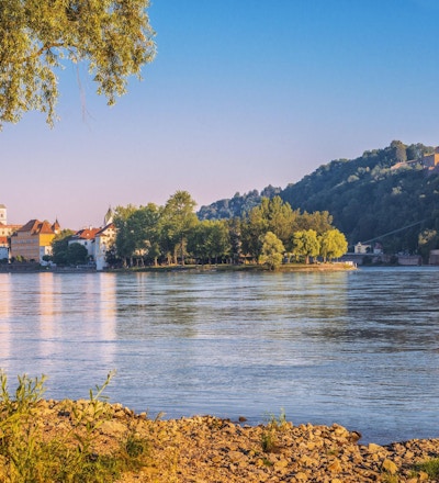 Utsikt över Passau och de tre floderhörnan och sammanflödet av Donau, Inn och Ilz på en vacker sommardag.