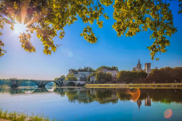Avignon bro med påvarpalatset i Provence, Frankrike