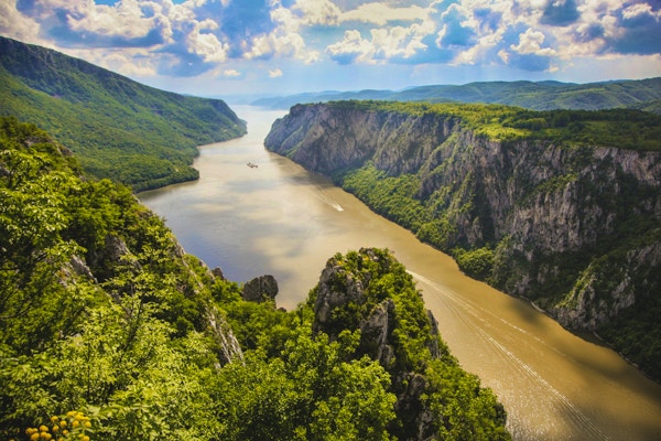 Järnportklyftan är den största klyftan vid floden Donau, som ligger vid gränsen till Serbien och Rumänien. Nationalparker finns på båda sidor av floden - Djerdap på serbiska sidan och Poré ile de Fier på rumänska.