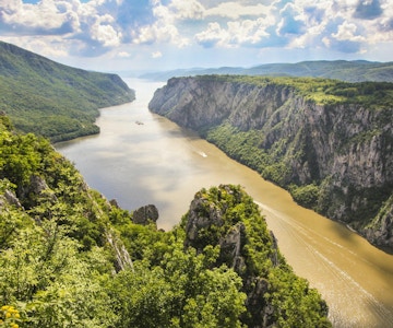 Järnportklyftan är den största klyftan vid floden Donau, som ligger vid gränsen till Serbien och Rumänien. Nationalparker finns på båda sidor av floden - Djerdap på serbiska sidan och Poré ile de Fier på rumänska.