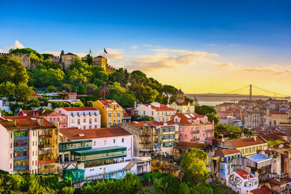 Lissabon, Portugal gammal stadsbild vid skymningen.