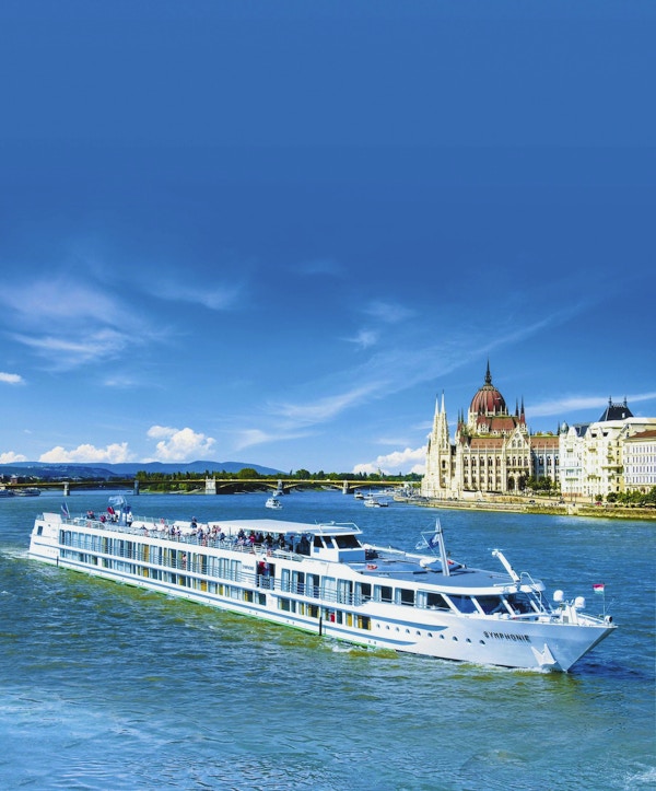 MS Symphonie seglar på Donau i vackert solsken
