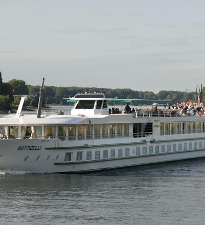 Kryssningsfartyget MS Botticelli seglar på Seinen med turister som njuter av utsikten