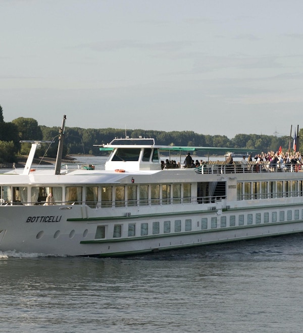 Kryssningsfartyget MS Botticelli seglar på Seinen med turister som njuter av utsikten