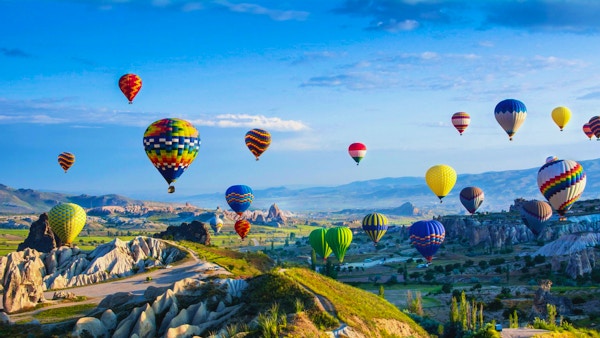 Cappadocias stora turistattraktion - ballongflyg. Cappadocia är känd över hela världen som en av de bästa platserna att flyga med ballonger med varmluft. Goreme, Cappadocia, Turkiet
