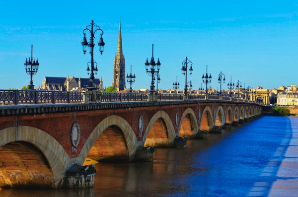 Bordeaux flod bro med St Michel katedralen i bakgrunden, Frankrike
