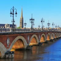 Bordeaux flod bro med St Michel katedralen i bakgrunden, Frankrike
