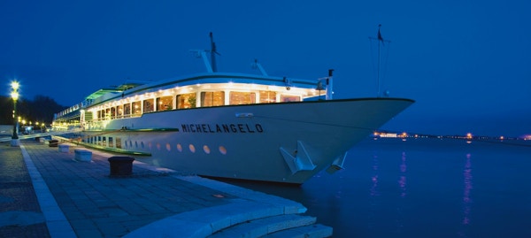 Kvällsbild av flodkryssningsbåten MS Michelangelo som ligger till hamnen
