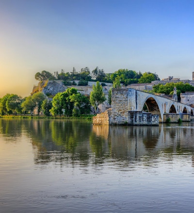 Saint Benezet-bron och Palais des Papes i Avignon, södra Frankrike