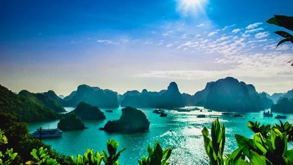 Sikt på karstlandskap vid Halong Bay i Vietnam