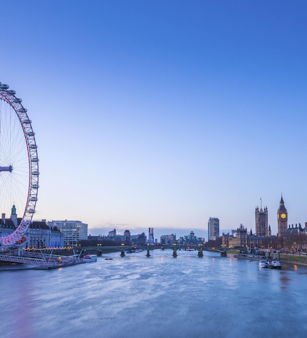 Londons horisont före soluppgång med berömda landmärken, Big Ben, parlamentshus, fartyg och klarblå himmel - London, UK