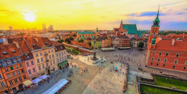 Gamla stan i Warszawa på kvällstid med en vacker solnedgång - Gamla stan är ett Unescu-arv