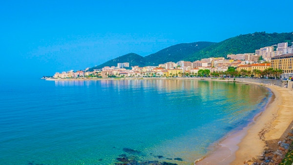 Hotell, restauranger och bondgårdar längs kusten, Ajaccio, Korsika, Frankrike.
