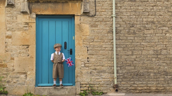 En ung brittisk pojke firar sitt arv.
