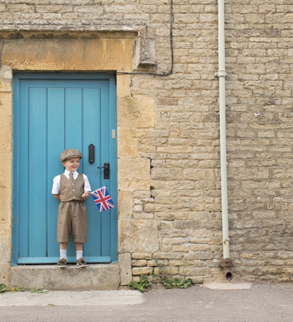 En ung brittisk pojke firar sitt arv.
