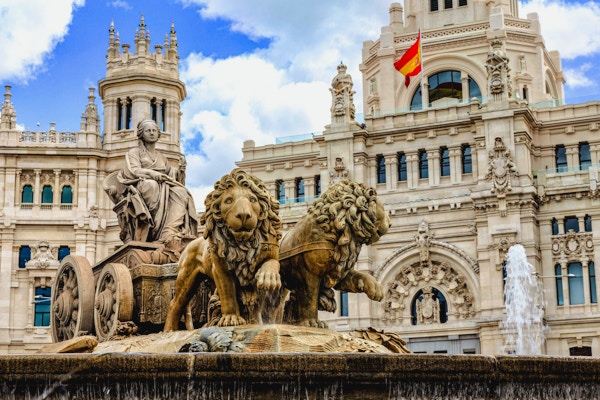 Plaza de Cibeles är en torg med ett neoklassiskt komplex av marmorskulpturer med fontäner som har blivit en ikonisk symbol för staden Madrid.