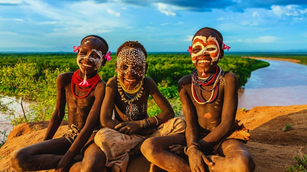 Unga pojkar från Karo-stammen. Karo-stammen är en stam som bor i den sydvästra delen av Omo-dalen nära Kenya, Afrika.