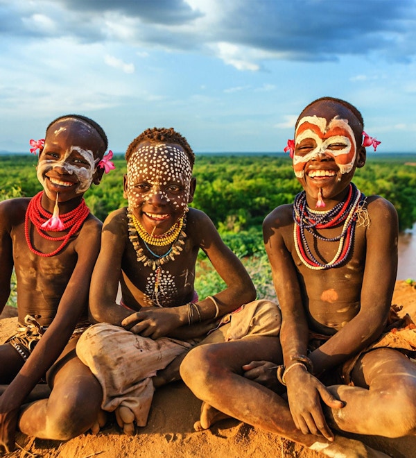 Unga pojkar från Karo-stammen. Karo-stammen är en stam som bor i den sydvästra delen av Omo-dalen nära Kenya, Afrika.