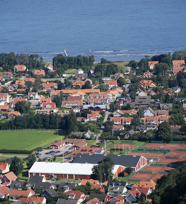 Fotbollsplaner, tennisbanor, havet, Båstad, Sverige