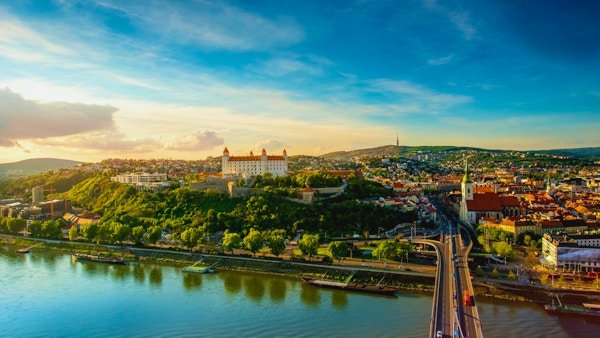 Flygfoto över Bratislava stadsbild på den gamla staden med Saint Martins domkyrka, slottkulle och Donau floden på solnedgången i Slovakien. Vinkelvy med kopieringsutrymme