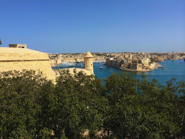 Solig dag med blå himmel över hamnen i Valetta, Maltas huvudstad