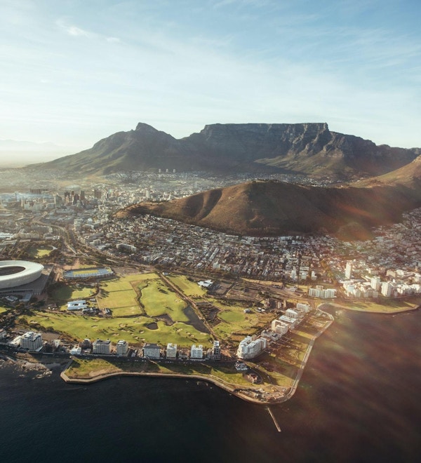 Flygfoto över Kapstaden med Cape Town Stadium, Lion Head och Table Mountain.