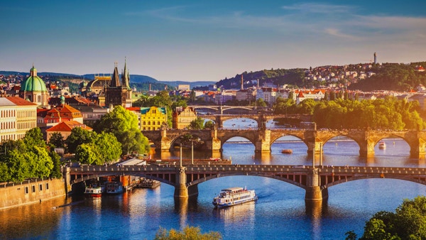 Scenisk vårsolnedgångsikt av den gamla stads pirarkitektur och Charles Bridge över den Vltava floden i Prag, Tjeckien
