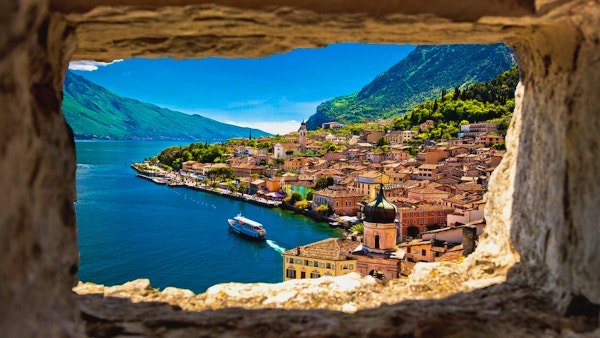 Limone sul Garda-sikt genom stenfönstret från kullen, Gardasjön i Lombardia-regionen i Italien