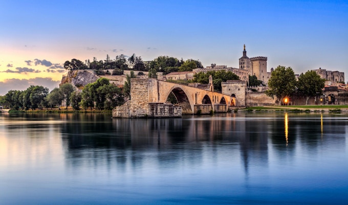 Avignon Bridge med påvarpalatset och Rhone-floden på soluppgången, Pont Saint-Benezet, Provence, Frankrike