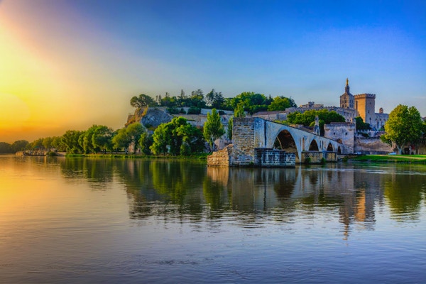 Saint Benezet-bron och Palais des Papes i Avignon, södra Frankrike