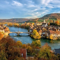 Laufenburg Gamla stan vid Rhenfloden är ett populärt dagsutflyktsmål runt Basel, Schweiz, vid den schweiziska tyska gränsen