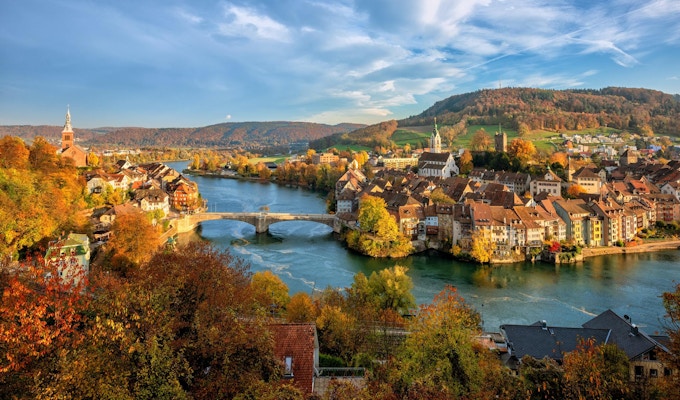 Laufenburg Gamla stan vid Rhenfloden är ett populärt dagsutflyktsmål runt Basel, Schweiz, vid den schweiziska tyska gränsen