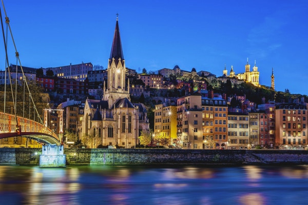 Berömd utsikt över Lyon med floden Saone på natten