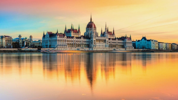 Statlig byggnad sett från Donau