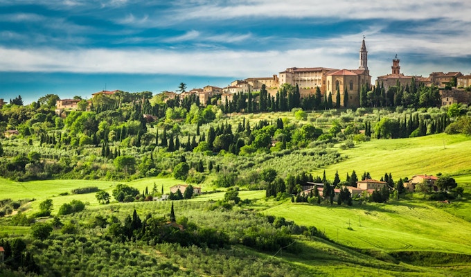 Utsikt över staden Pienza vid solnedgången