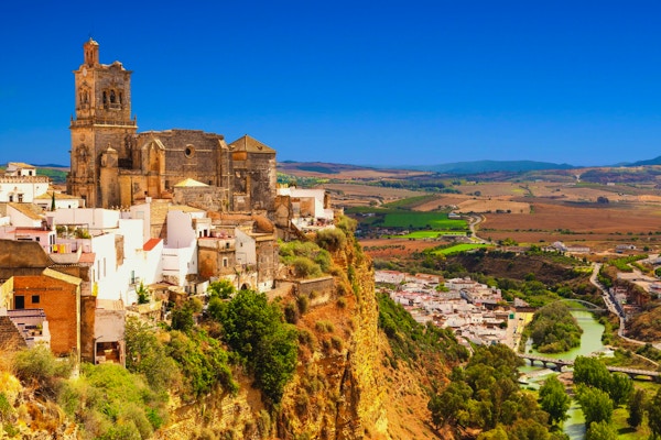 vit stad byggd på en sten längs Guadalete floden, i provinsen Cadiz, Spanien