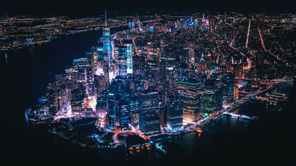 Flygfoto över Manhattans skyline på kvällen, New York, USA