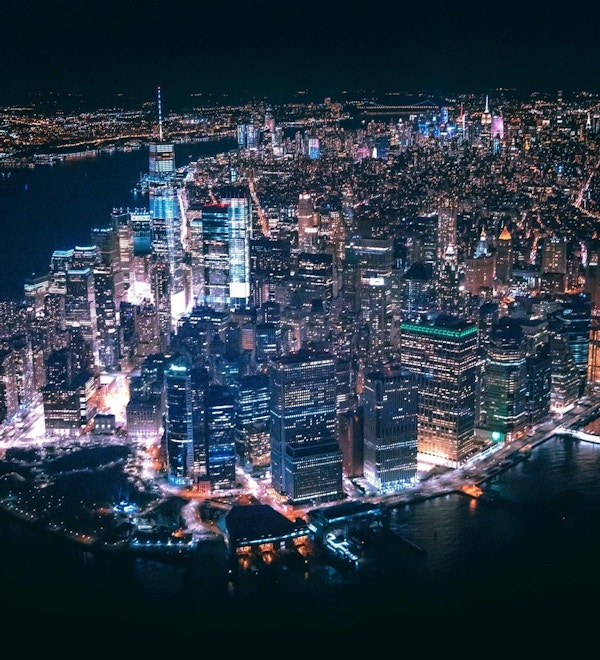 Flygfoto över Manhattans skyline på kvällen, New York, USA