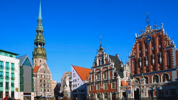 Kyrka, byggnader och torg i Riga.