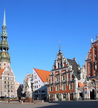 Kyrka, byggnader och torg i Riga.