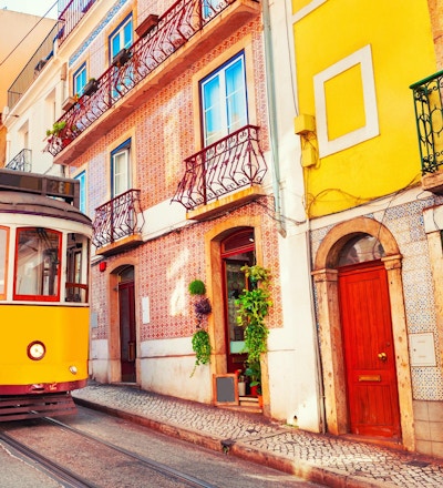 Gul vintage spårvagn på gatan i Lissabon, Portugal. Berömt resmål